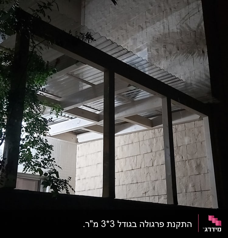 פרגולה מעץ עם גג פלסטיק שקוף בלילה